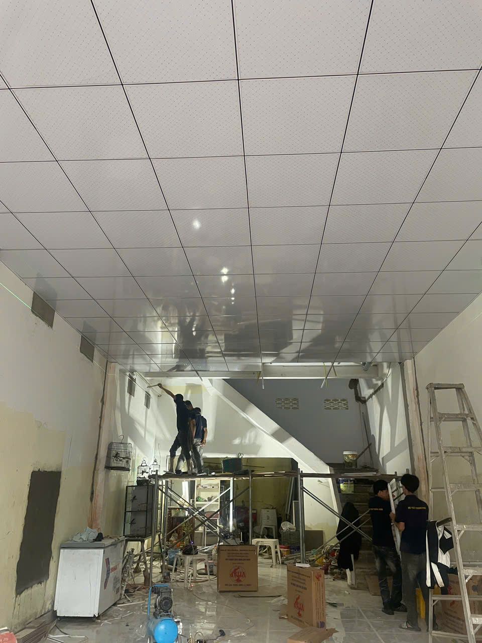 THI CÔNG TẤM TRẦN NHỰA THẢ 60*60