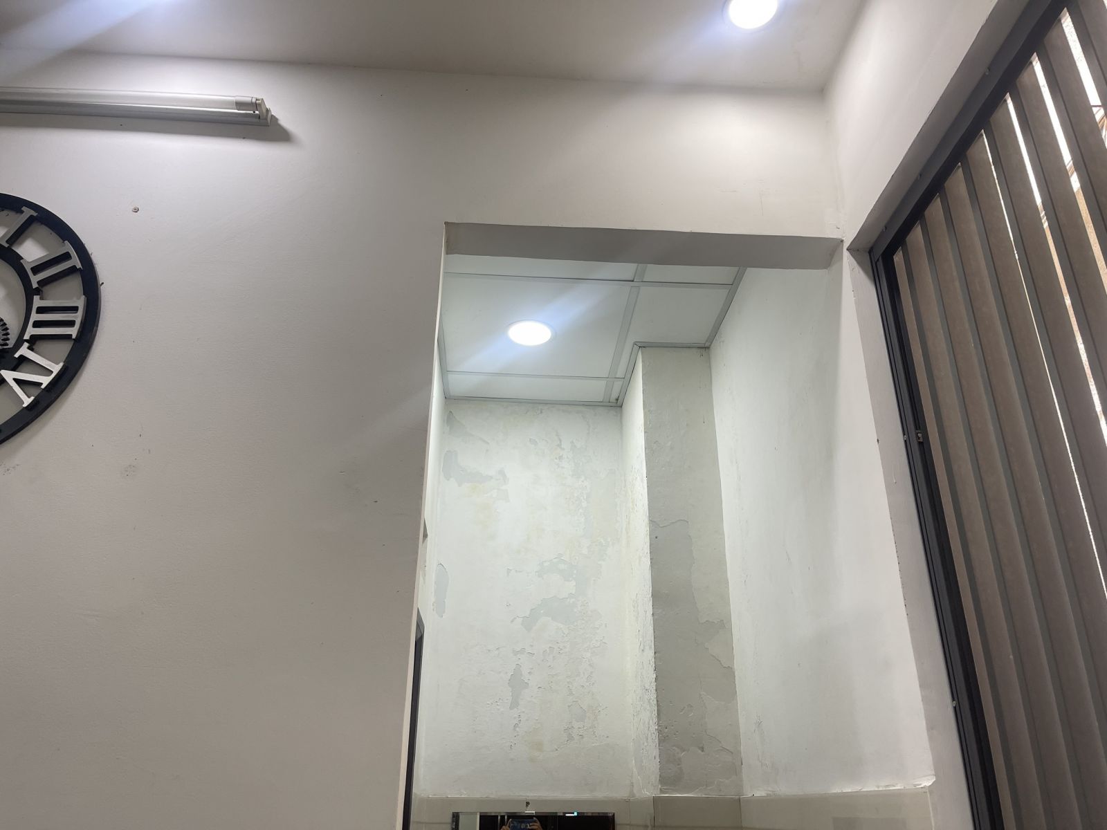 Cách khắc phục lỗi trần nhựa bị bong tróc – Giải pháp hiệu quả cho mọi công trình