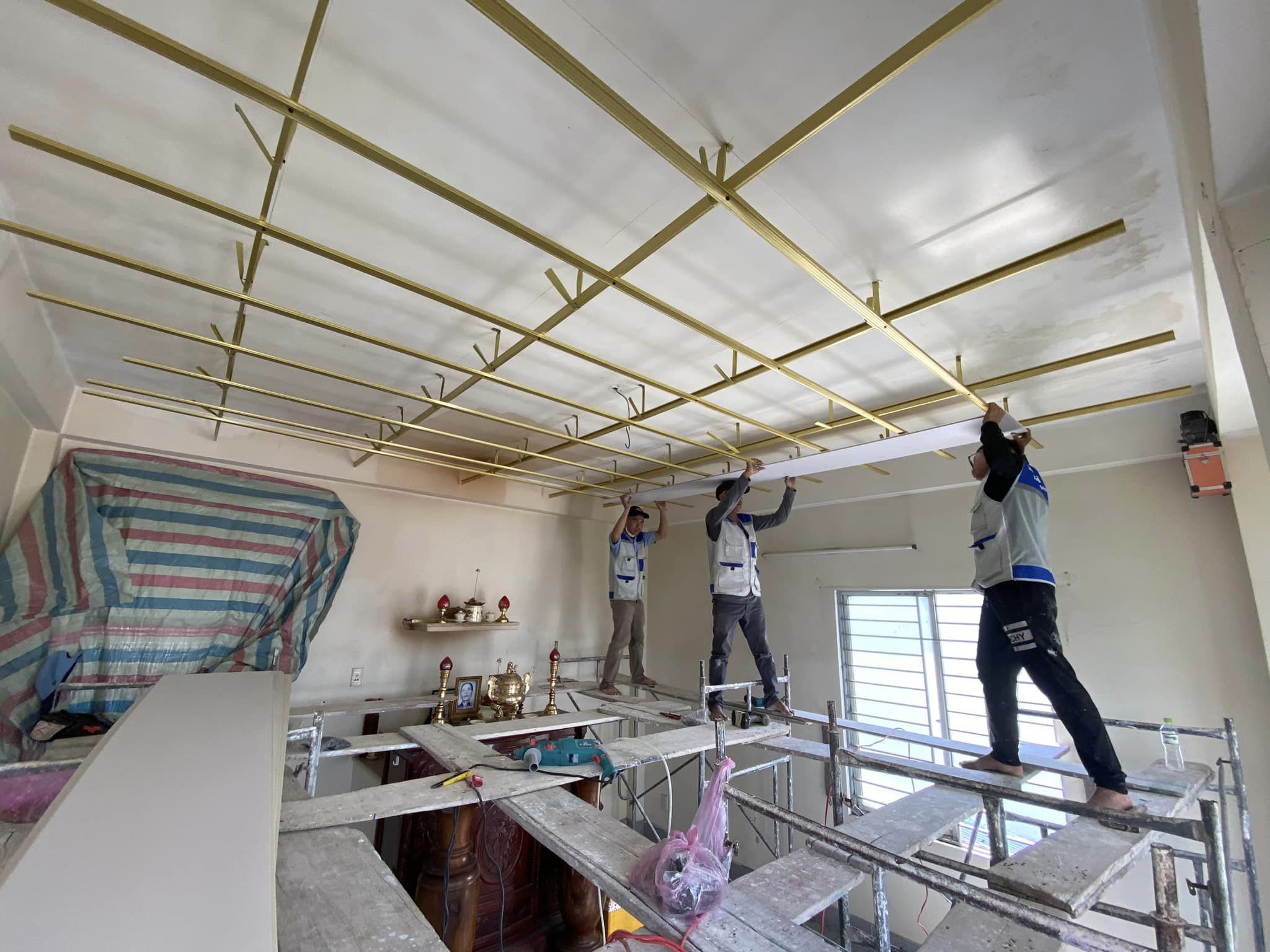 Cách khắc phục lỗi trần nhựa bị bong tróc – Giải pháp hiệu quả cho mọi công trình