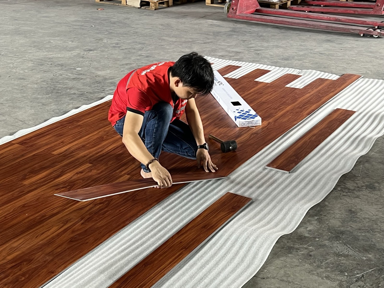Lỗi thường gặp khi thi công sàn nhựa cho công trình lớn – Những Sai Lầm Cần Tránh