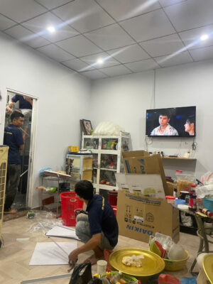 THI CÔNG TẤM TRẦN NHỰA THẢ 60*60