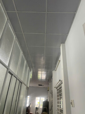 THI CÔNG TẤM TRẦN NHỰA THẢ 60*60